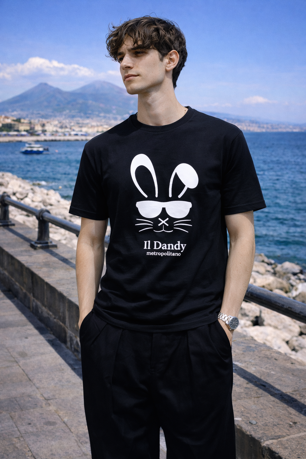 T-Shirt Nera con Stampa Oro “Il Dandy Metropolitano” – Icona Urban Luxury