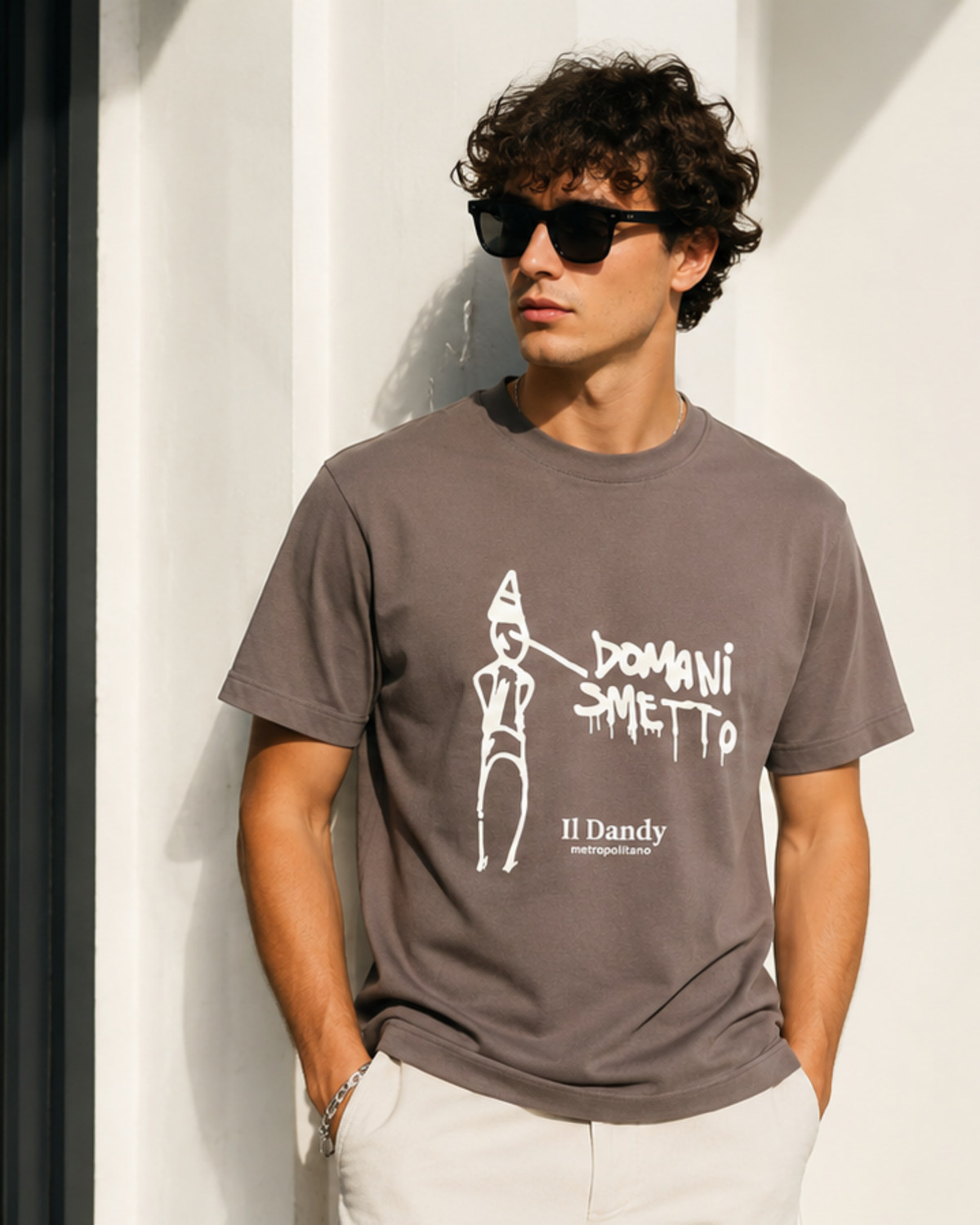 T-shirt Uomo Grigio Fango "Il Dandy Metropolitano" - Grafica "Domani Smetto" Fango